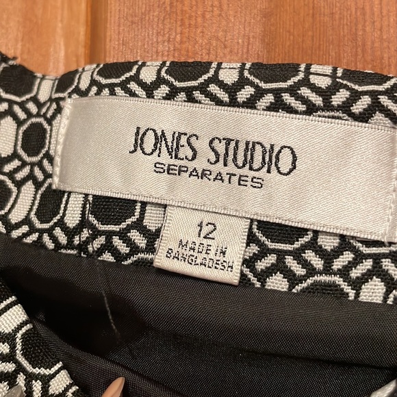 Beautiful black and white mid-length skirt. Perfect for the office. - Picture 2 of 5